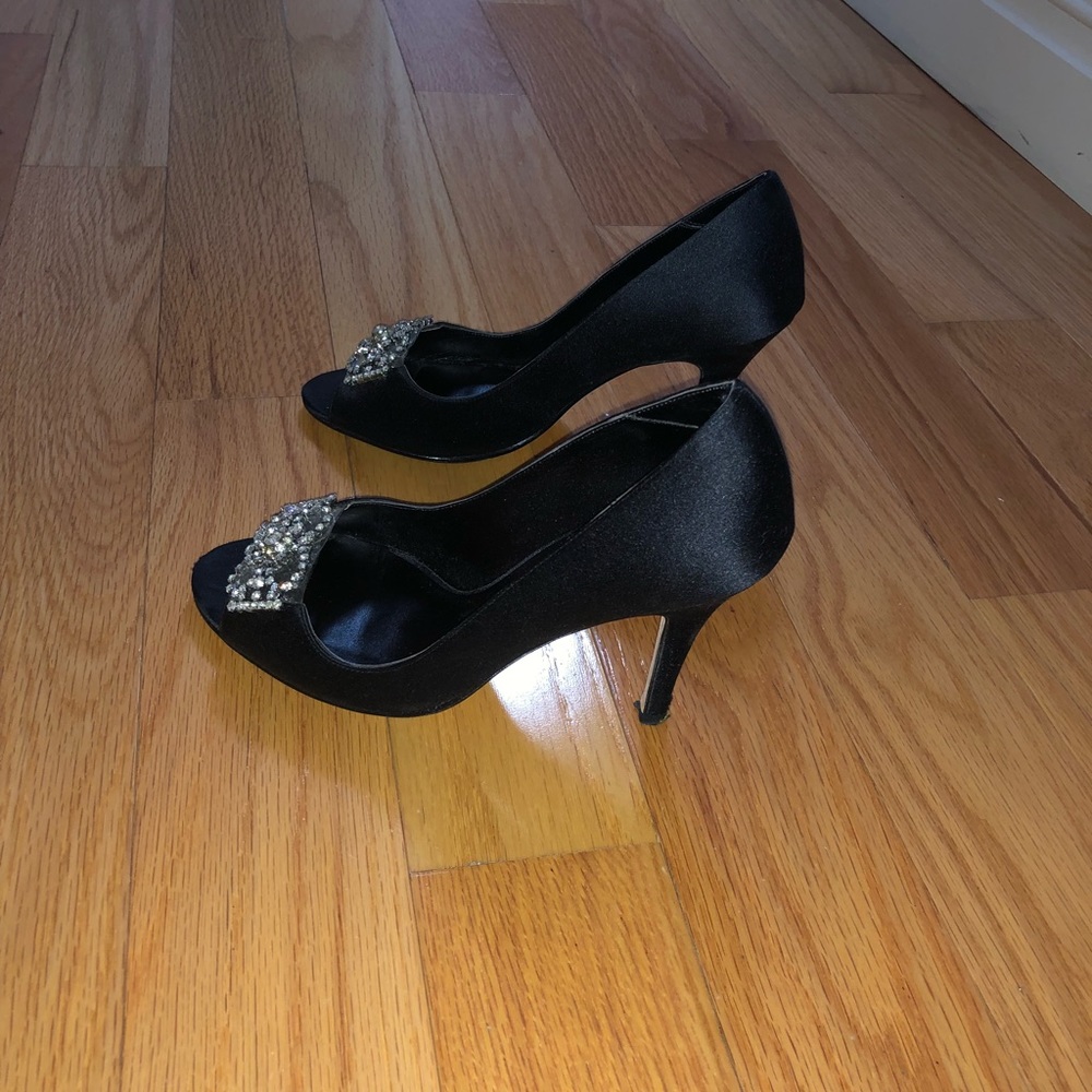 Dressy black shoes with silver sequence buckle.